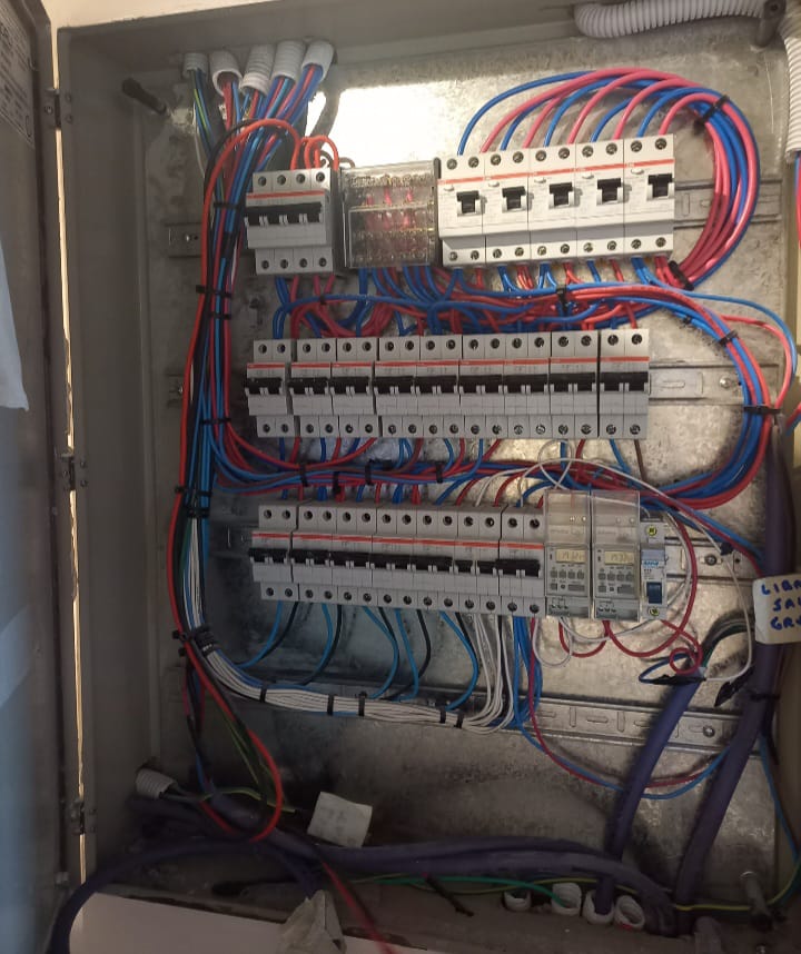 Tablero eléctrico y líneas de electricidad